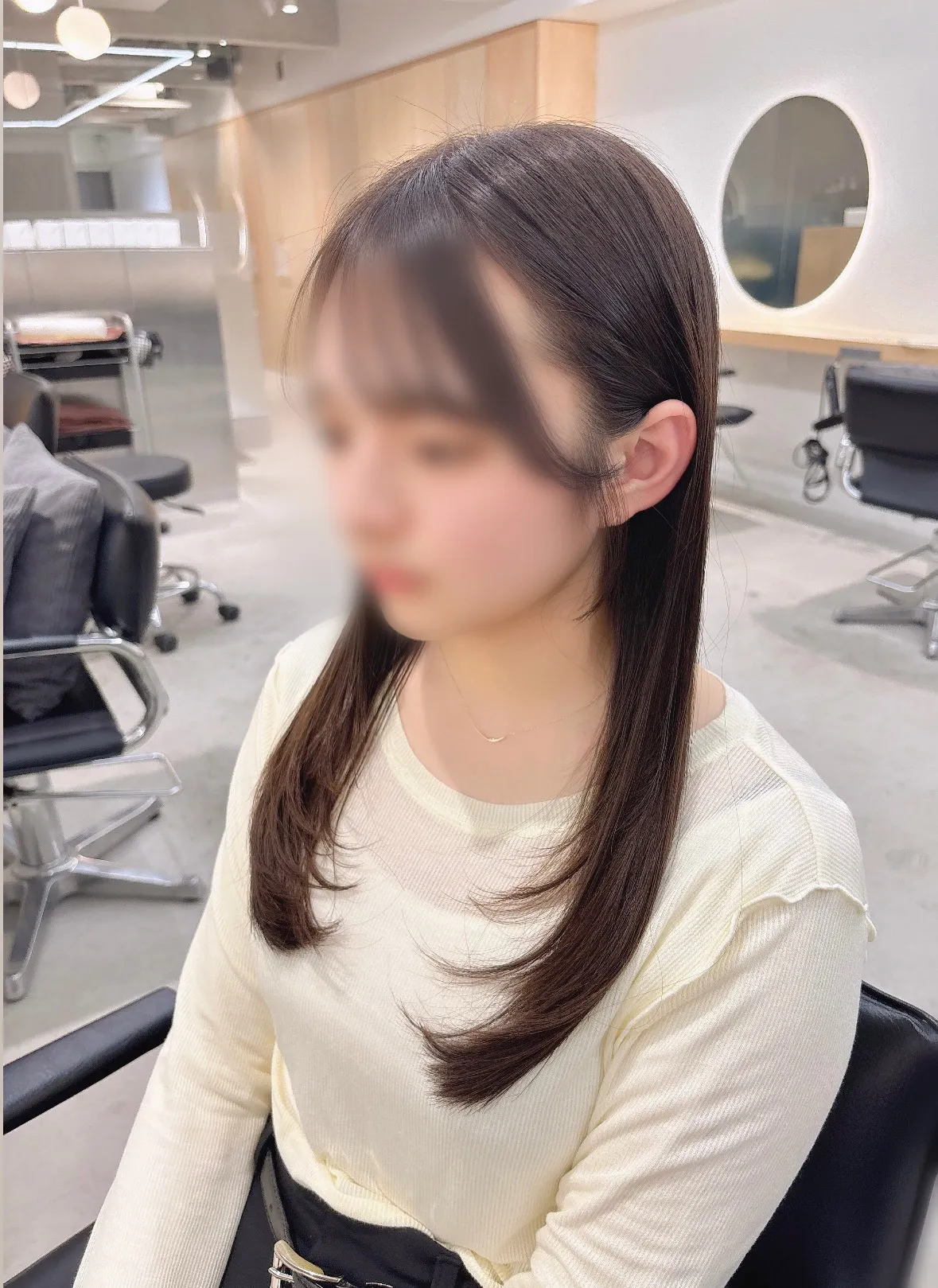 【顔周りカットでふんわり小顔見せ】