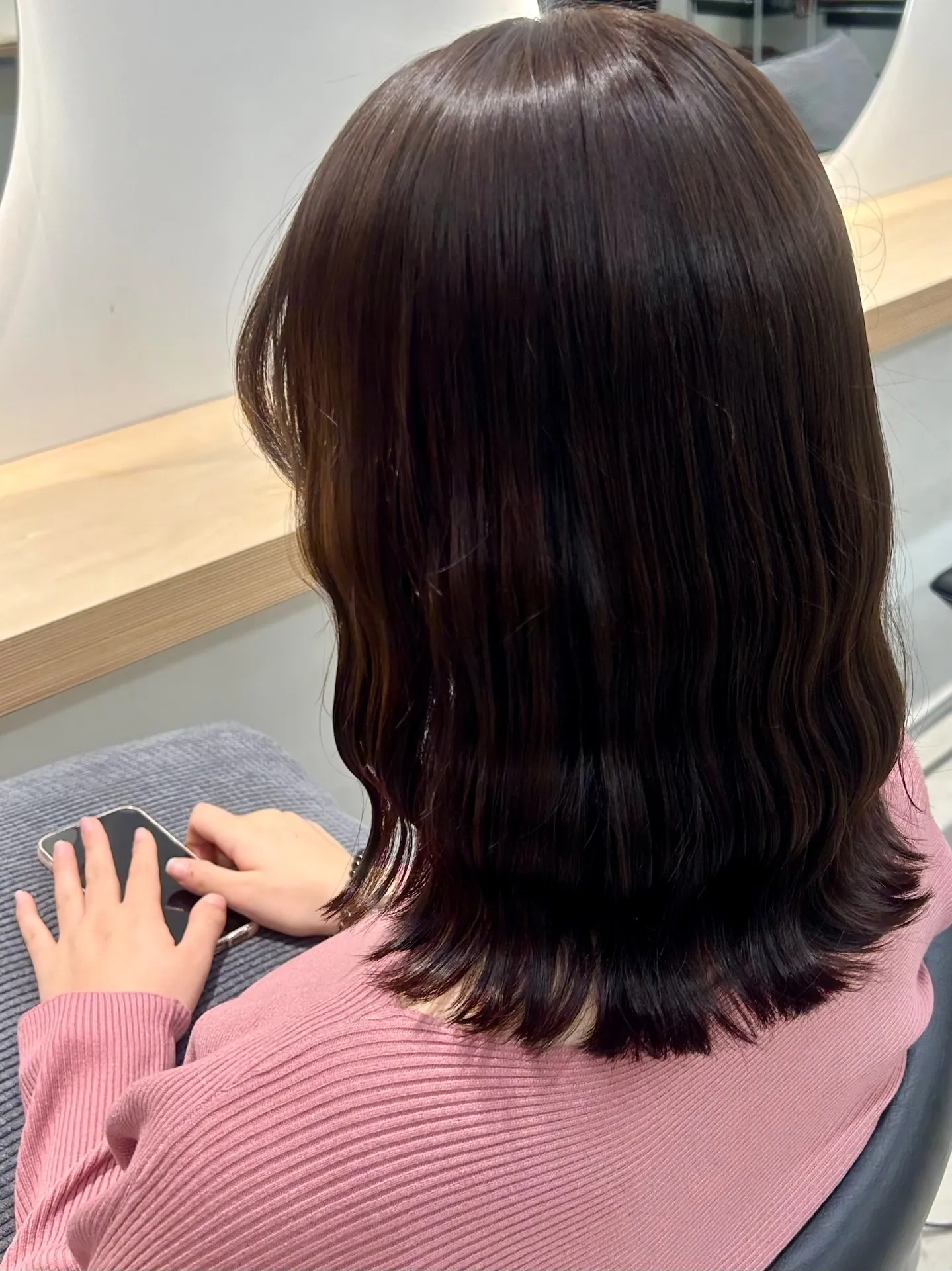 ツヤ感たっぷりのダークブラウンカラー